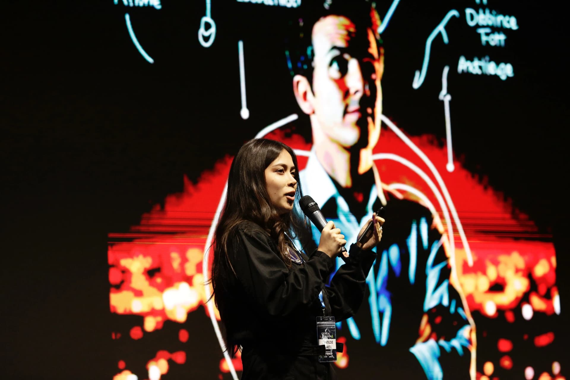 Matilde Gaete dando una charla en una conferencia